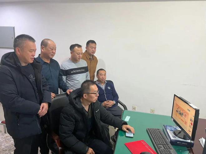 园林绿化养护中心组织党员干部集中观看《榜样8》专题节目(图1)